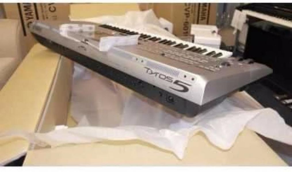 Yamaha tyros 5 keyboard With Speakers.