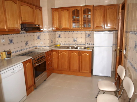 Apartamento T3 duplex em frente ao C CC.  Cozinha com despensa, equipada, Frigorfico, M. Loua M, R