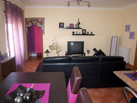 Apartamento com 5 assoalhadas duplex, em S. Martinho. Com sala e cozinha em comum, wc no 1 piso,  a