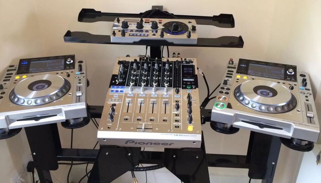 Pioneer DJ CDJ-2000 Nexus Set: 2x CDJ-2000 Nexus, 1x DJM-900-NXS, 1x HDJ-1500-K2700 EUR