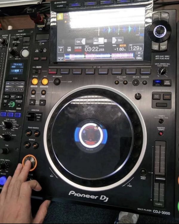 Pioneer CDJ-3000 Professional DJ Multi Player =1400 EUR , Pioneer CDJ-2000NXS2 Multi Player =1000EUR