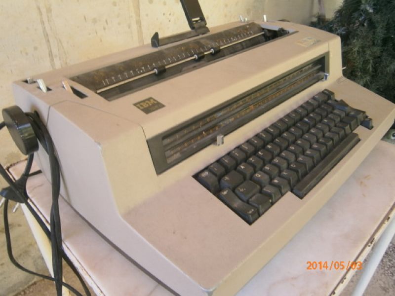 Vende-se mquina de escrever eltrica IBM