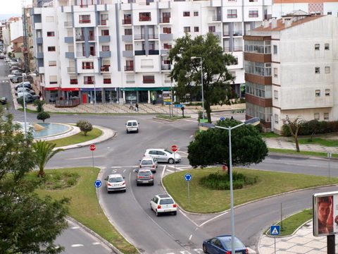 Apartamento T3 na prximo da Fonte Luminosa com 3 quartos, 2 Wcs,  sala, cozinha e parqueamento na c