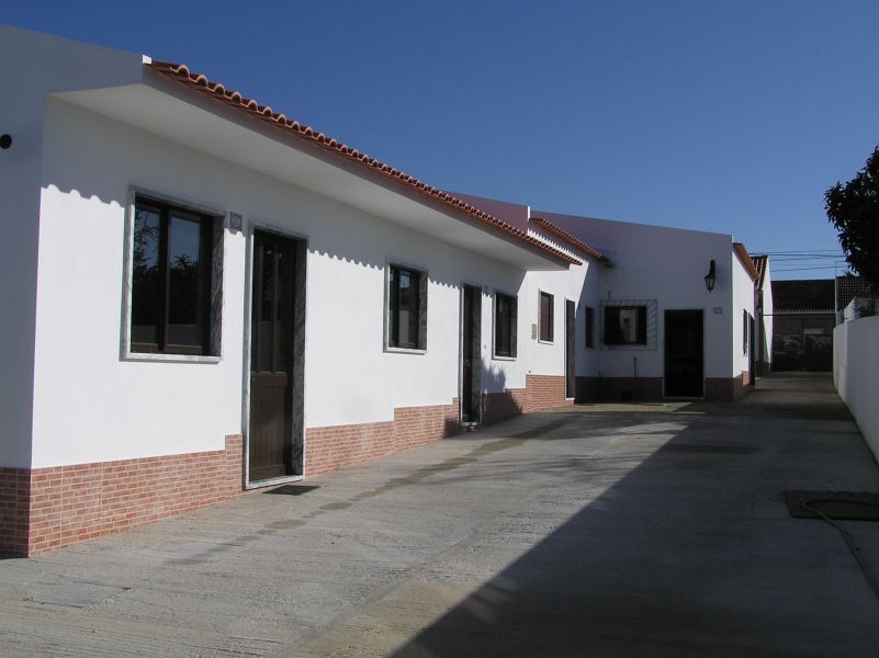 Moradia terrea com sala de leitura em vidro no meio do campo