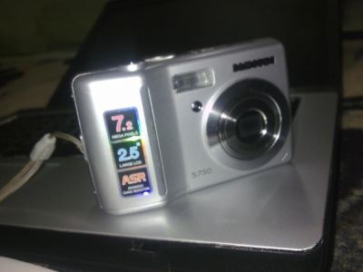 Vendo Mquina Fotogrfica Samsung s750 7.2 megapixeis a pilhas‏