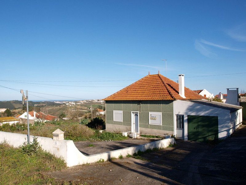 Casinha trrea na aldeia, em bom estado de conservao.  Inserida num lote com cerca de 700 M2 a 13 