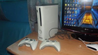 ***+ 10 euros = LT 3.0***Vendo XBOX 360 60G desbloqueada + 2 comandos e com + de 14 jogos