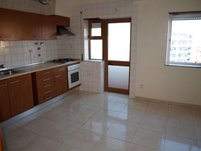 Apartamento com 4 assoalhadas proximo da Fonte Luminosa, com 2 roupeiros na entrada,  1 wc com banhe