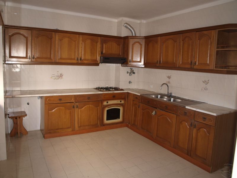 Apartamento T2 no centro da cidade, com cozinha semi equipada e com despensa, sala com lareira, 2 qu