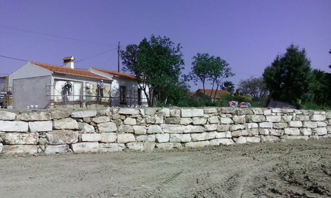 Junto ao futuro campo de golfe ir surgir a urbanizao, casas de campo da aldeia do Deboto.  Este a