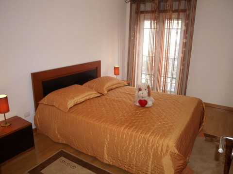 Apartamento T2 no centro da cidade com cozinha semi equipada,  sala de refeies e estar em comum,  